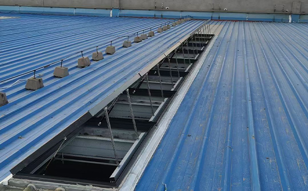 某城市大型商业综合体中庭巴音郭楞排烟窗工程