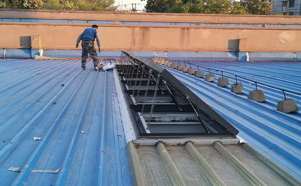 某区域性物流仓储中心巴音郭楞排烟窗系统安装项目